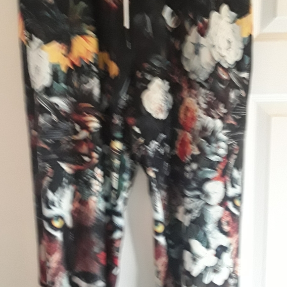 Beauty and beast vivid tropical image size large joggers - Picture 11 of 13